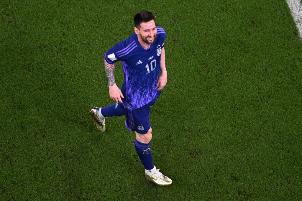 Messi đi bộ