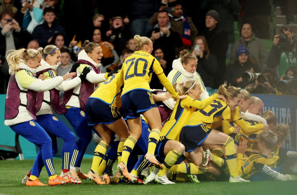 uyển nữ Thụy Điển ăn mừng sau khi đánh bại tuyển Mỹ